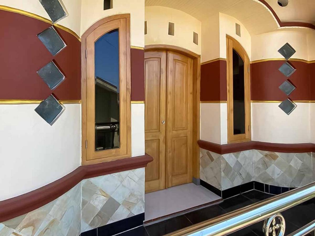 Palace Syariah Homestay Redpartner Banyuwangi  Exterior photo